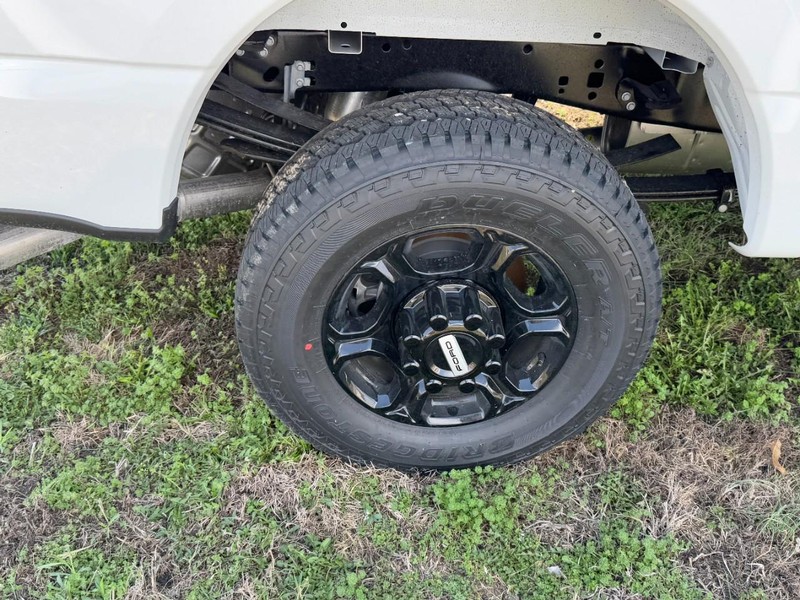 Ford Super Duty F-250 SRW Vehicle Full-screen Gallery Image 4