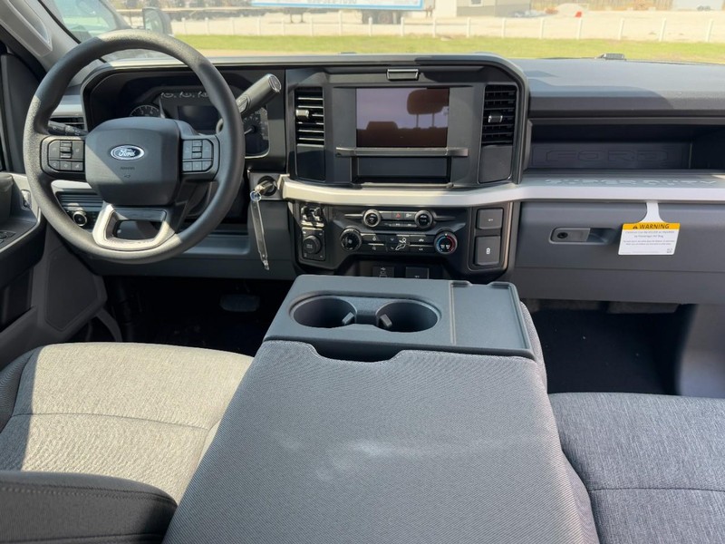 Ford Super Duty F-250 SRW Vehicle Full-screen Gallery Image 6