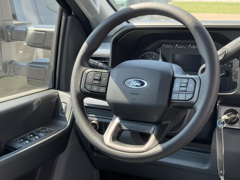 Ford Super Duty F-250 SRW Vehicle Full-screen Gallery Image 7