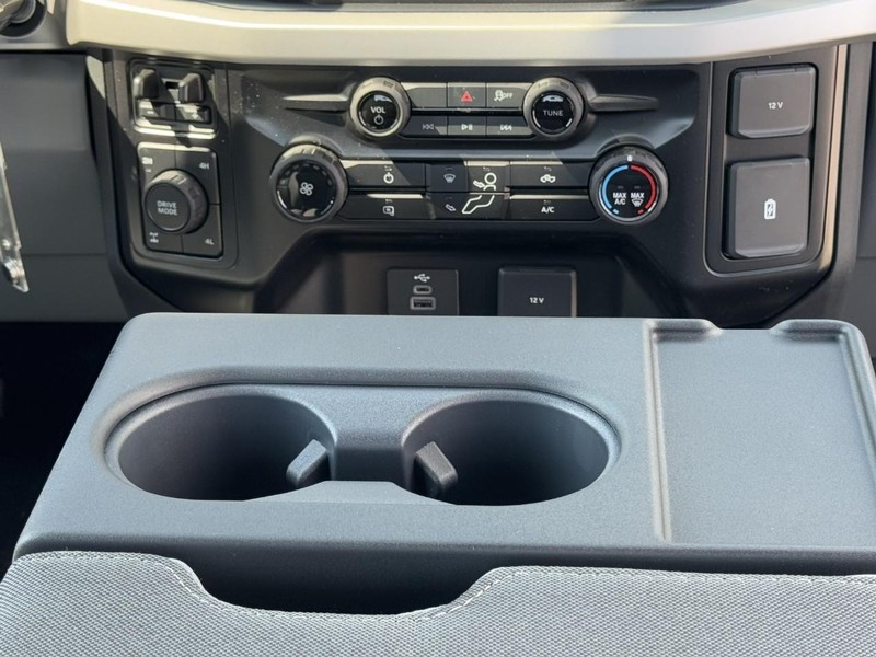 Ford Super Duty F-250 SRW Vehicle Full-screen Gallery Image 9