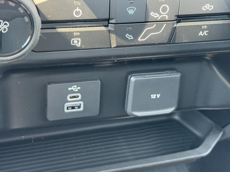 Ford Super Duty F-250 SRW Vehicle Full-screen Gallery Image 13