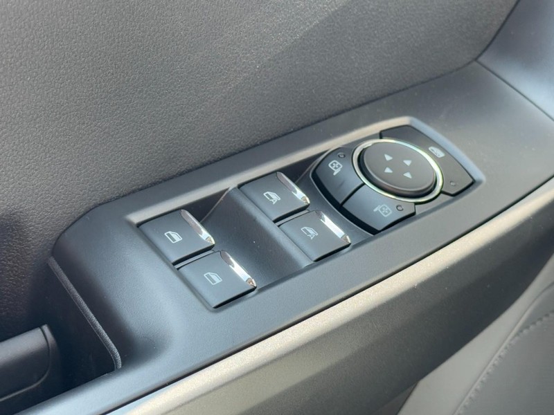 Ford Super Duty F-250 SRW Vehicle Full-screen Gallery Image 14