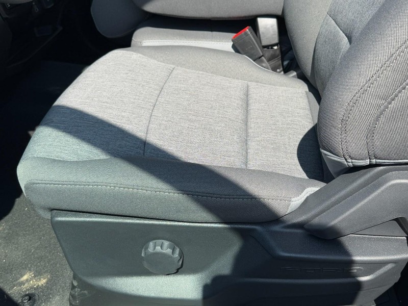 Ford Super Duty F-250 SRW Vehicle Full-screen Gallery Image 15