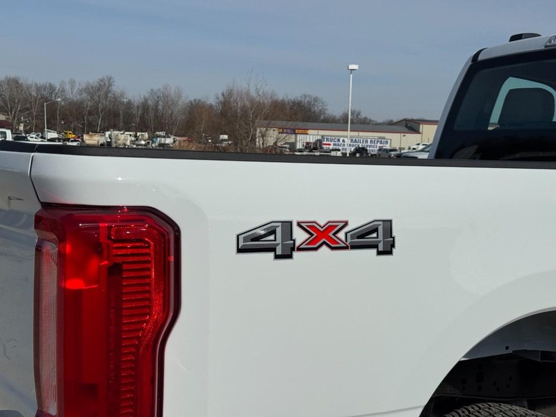 Ford Super Duty F-250 SRW Vehicle Image 04