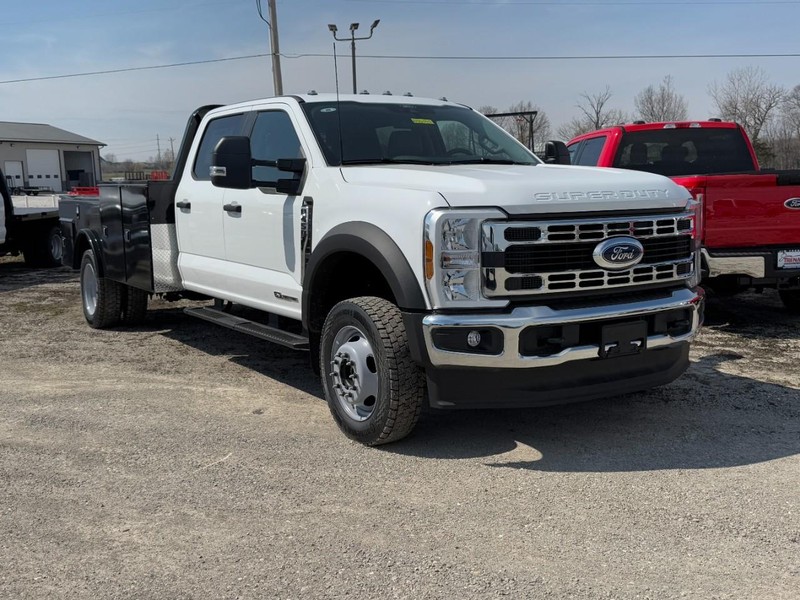 Ford Super Duty F-450 DRW Vehicle Full-screen Gallery Image 2