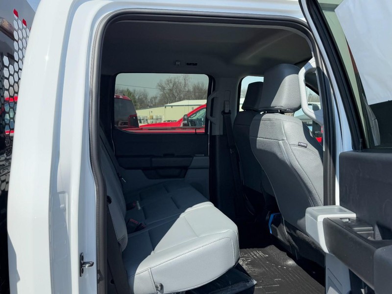 Ford Super Duty F-450 DRW Vehicle Full-screen Gallery Image 5