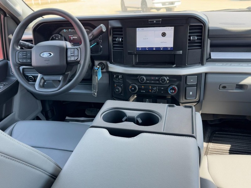 Ford Super Duty F-450 DRW Vehicle Full-screen Gallery Image 6