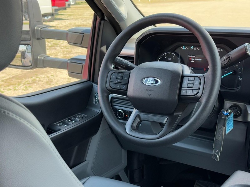 Ford Super Duty F-450 DRW Vehicle Full-screen Gallery Image 7