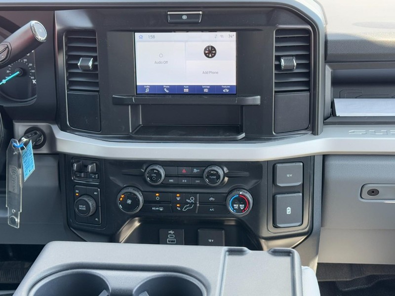 Ford Super Duty F-450 DRW Vehicle Full-screen Gallery Image 8