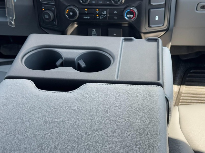 Ford Super Duty F-450 DRW Vehicle Full-screen Gallery Image 9