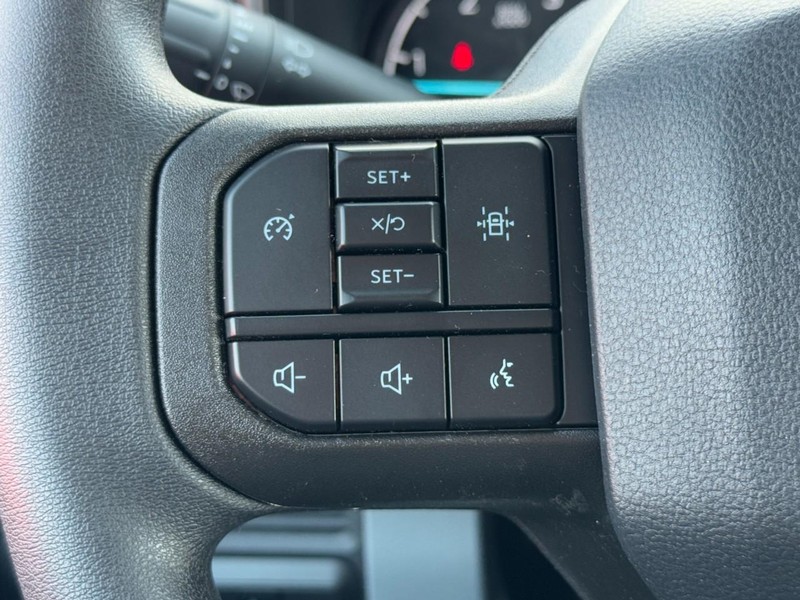 Ford Super Duty F-450 DRW Vehicle Full-screen Gallery Image 10