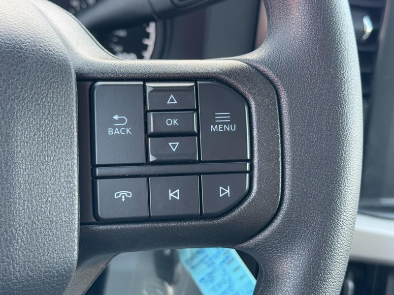 Ford Super Duty F-450 DRW Vehicle Full-screen Gallery Image 11