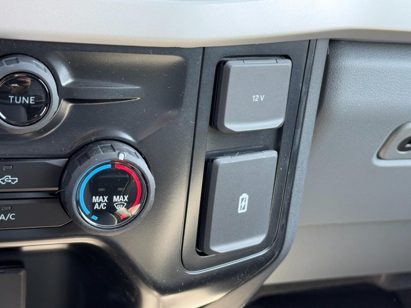 Ford Super Duty F-450 DRW Vehicle Full-screen Gallery Image 12