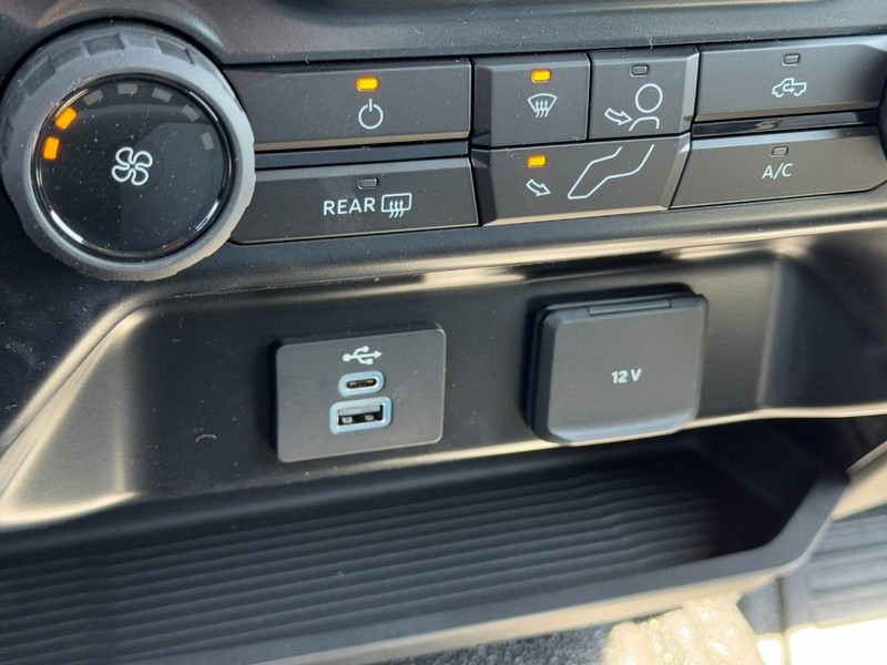 Ford Super Duty F-450 DRW Vehicle Full-screen Gallery Image 13