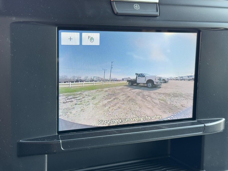 Ford Super Duty F-450 DRW Vehicle Full-screen Gallery Image 14