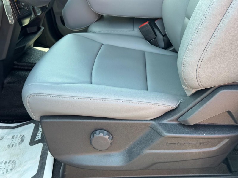 Ford Super Duty F-450 DRW Vehicle Full-screen Gallery Image 15