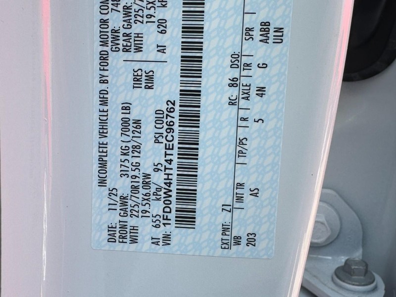 Ford Super Duty F-450 DRW Vehicle Full-screen Gallery Image 16