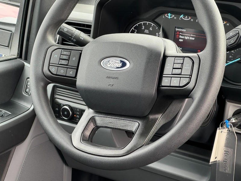 Ford Super Duty F-250 SRW Vehicle Image 08