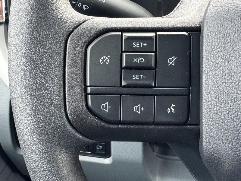 Ford Super Duty F-350 SRW Vehicle Image 18