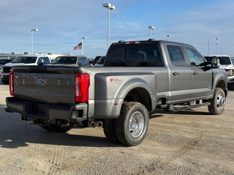 Ford Super Duty F-350 DRW Vehicle Image 03