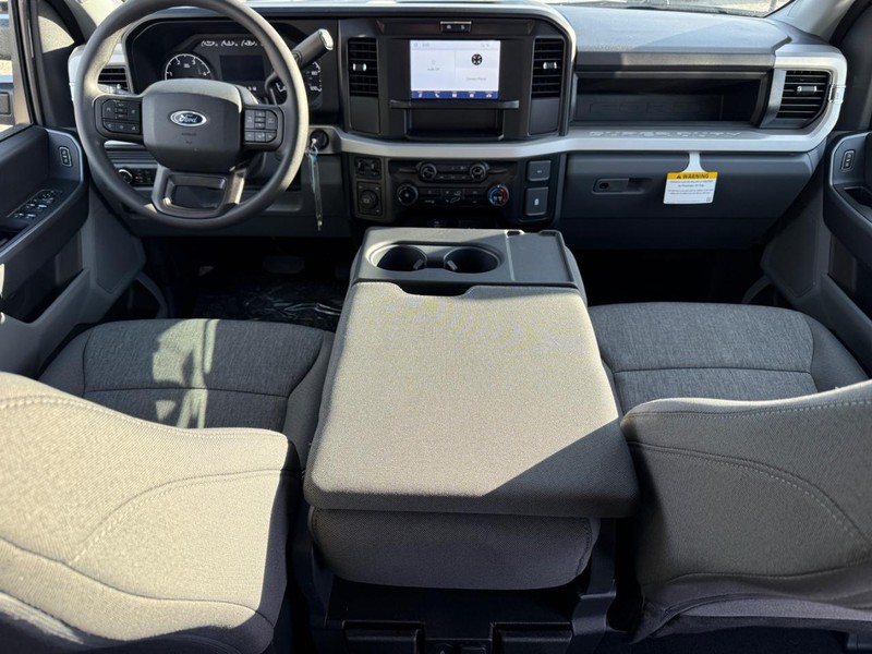 Ford Super Duty F-350 DRW Vehicle Image 06