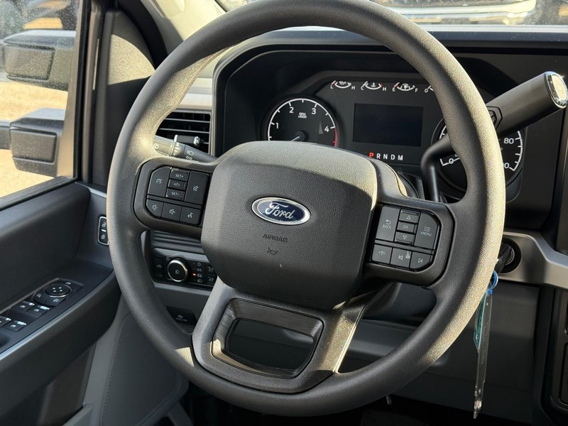 Ford Super Duty F-350 DRW Vehicle Image 07