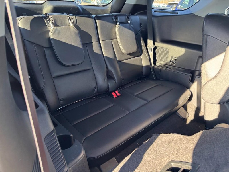 Ford Explorer Vehicle Image 11