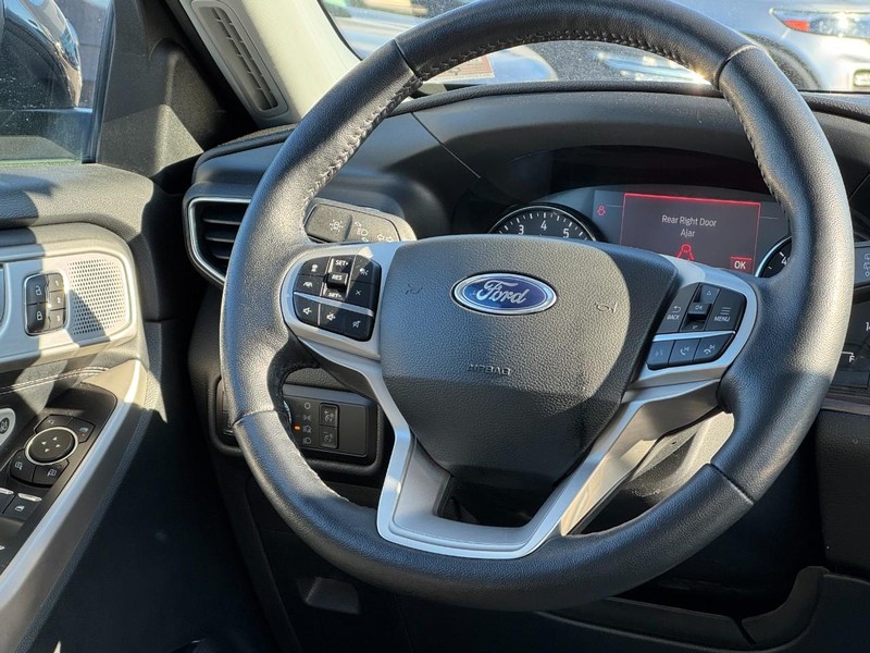 Ford Explorer Vehicle Image 13