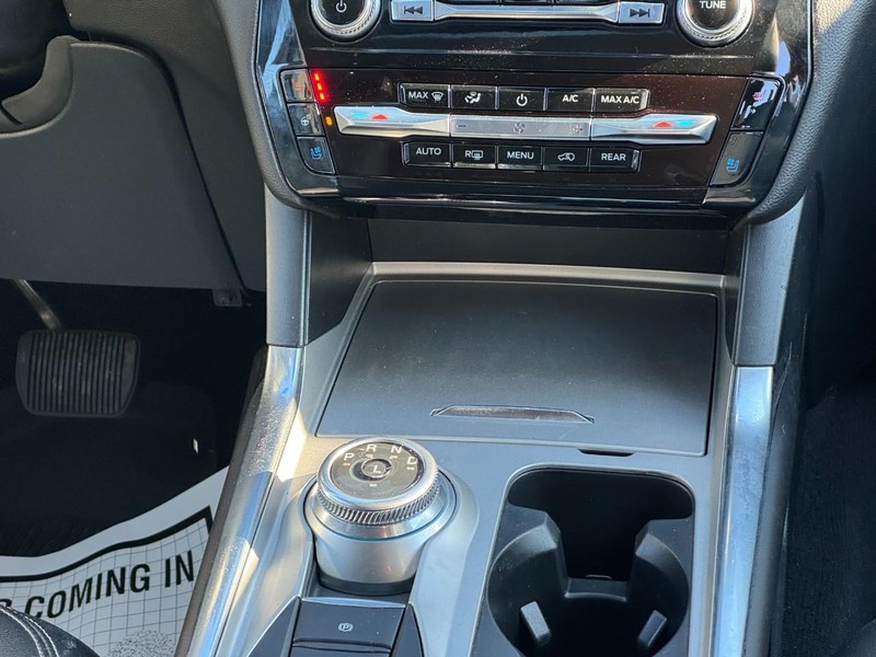 Ford Explorer Vehicle Image 15