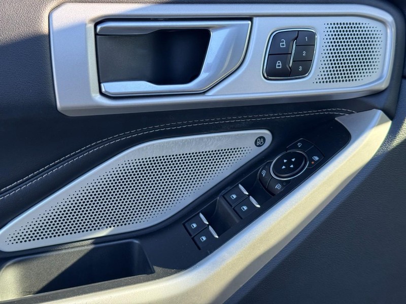 Ford Explorer Vehicle Image 18