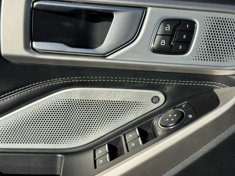 Ford Explorer Vehicle Image 27