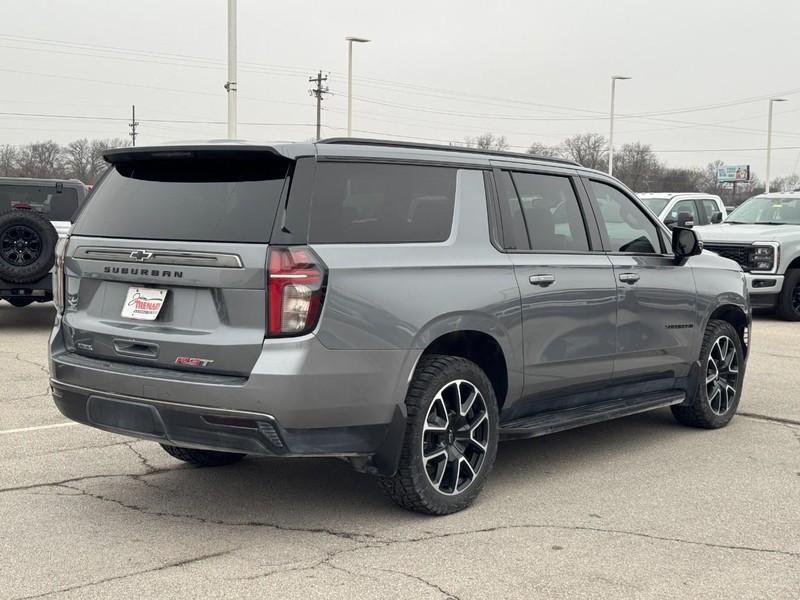 Chevrolet Suburban Vehicle Full-screen Gallery Image 03