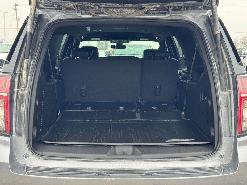 Chevrolet Suburban Vehicle Full-screen Gallery Image 04