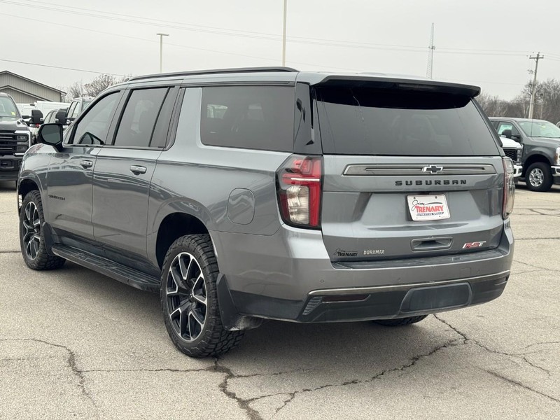Chevrolet Suburban Vehicle Full-screen Gallery Image 06