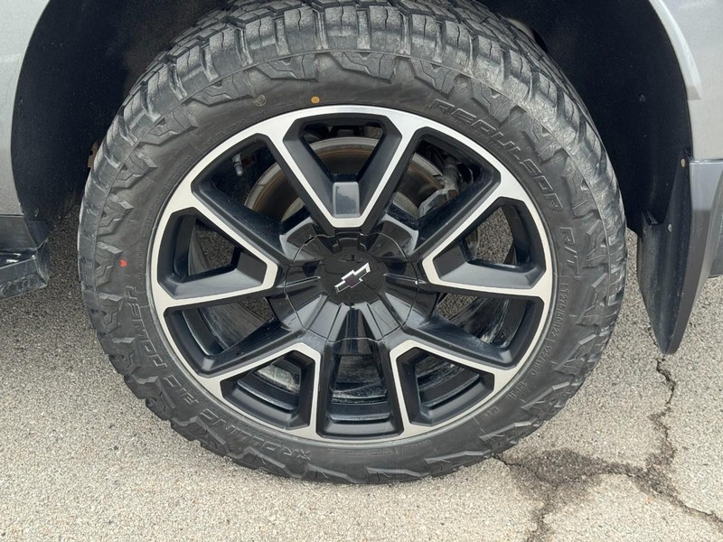 Chevrolet Suburban Vehicle Full-screen Gallery Image 07