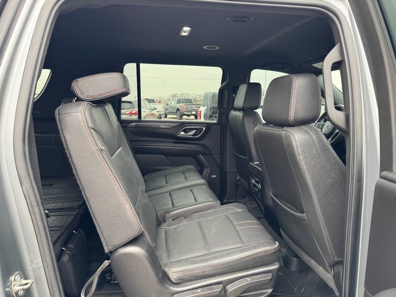 Chevrolet Suburban Vehicle Full-screen Gallery Image 10