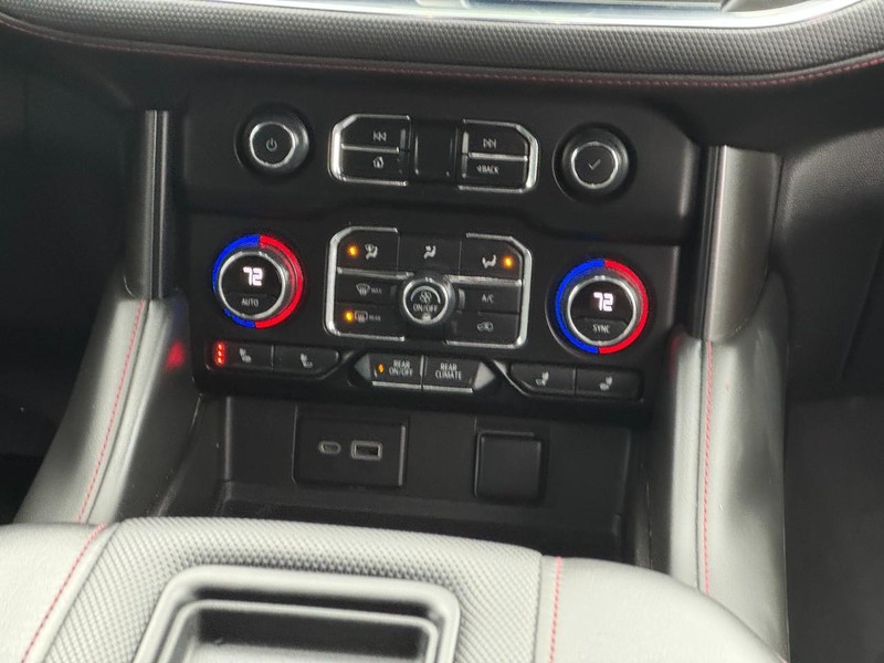 Chevrolet Suburban Vehicle Full-screen Gallery Image 14