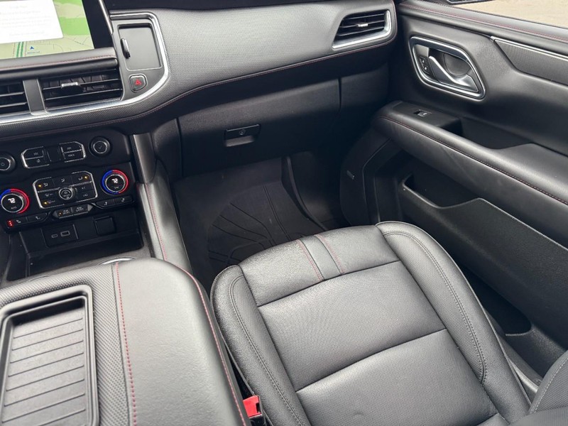 Chevrolet Suburban Vehicle Full-screen Gallery Image 15