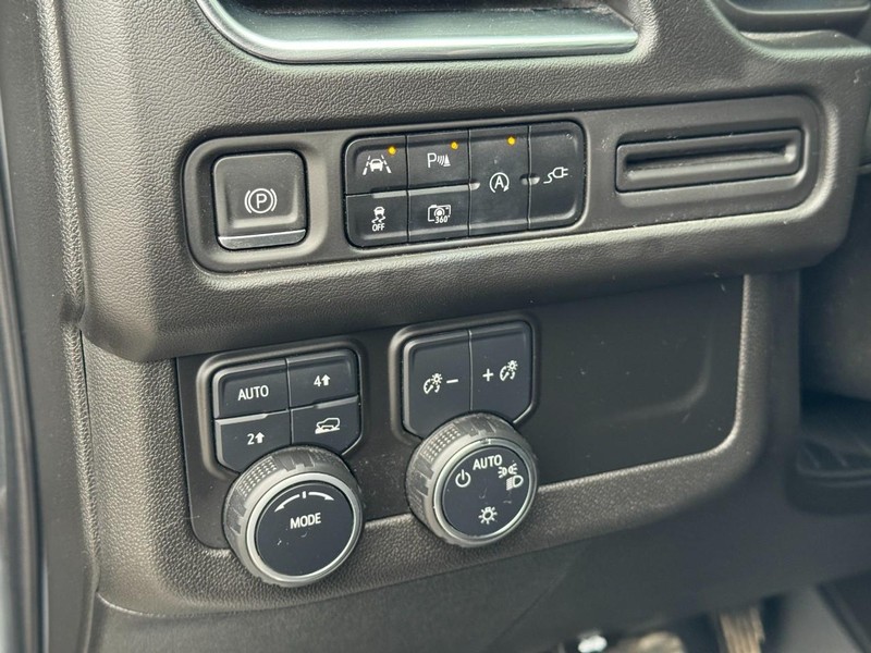 Chevrolet Suburban Vehicle Full-screen Gallery Image 16