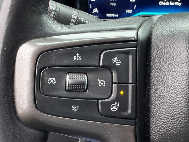 Chevrolet Suburban Vehicle Full-screen Gallery Image 17