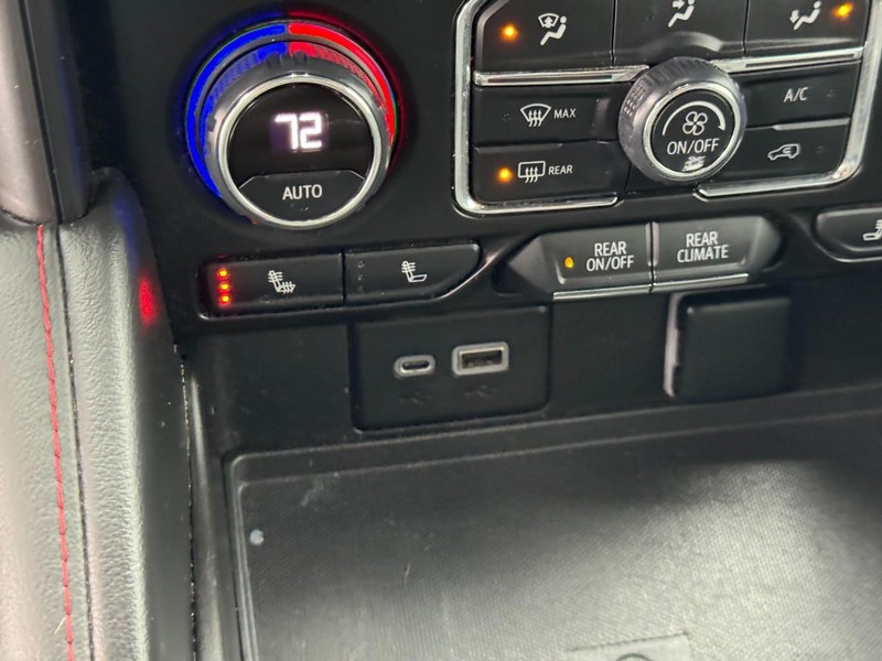 Chevrolet Suburban Vehicle Full-screen Gallery Image 22