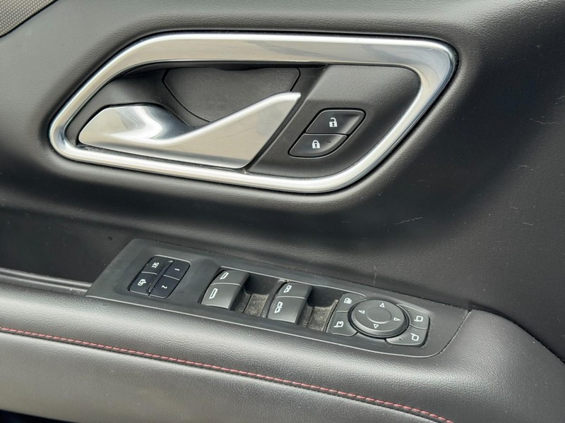 Chevrolet Suburban Vehicle Full-screen Gallery Image 23