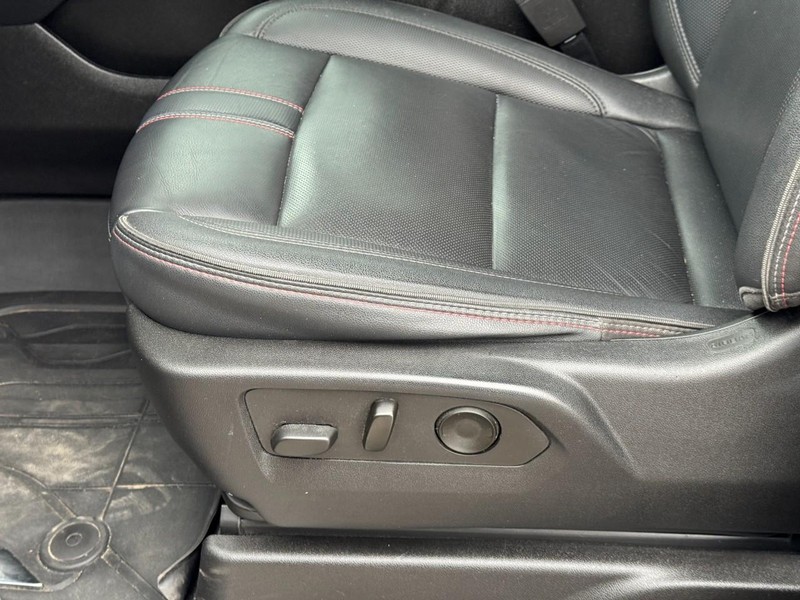 Chevrolet Suburban Vehicle Full-screen Gallery Image 24