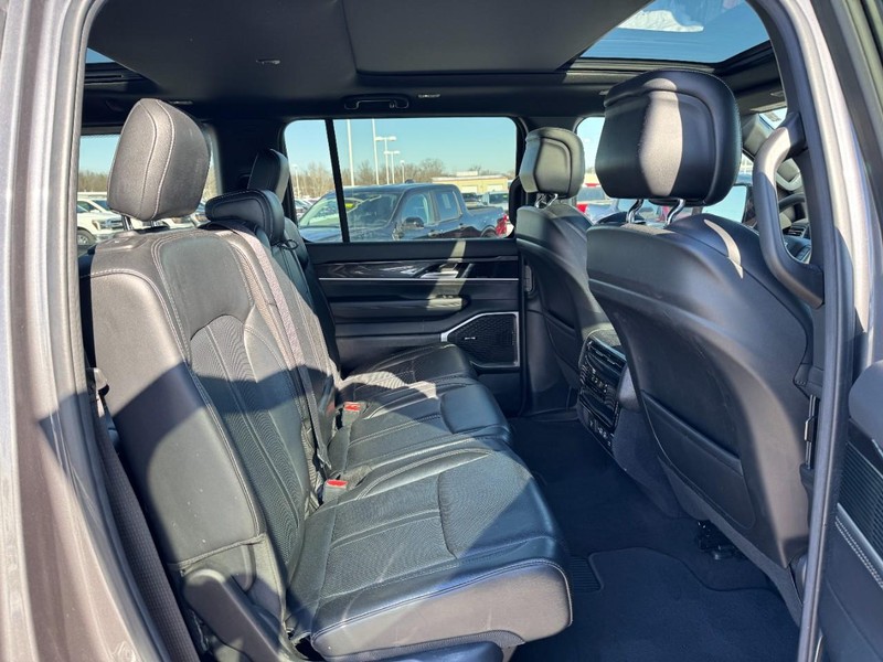 Jeep Wagoneer Vehicle Full-screen Gallery Image 11