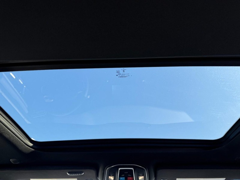 Jeep Wagoneer Vehicle Full-screen Gallery Image 13