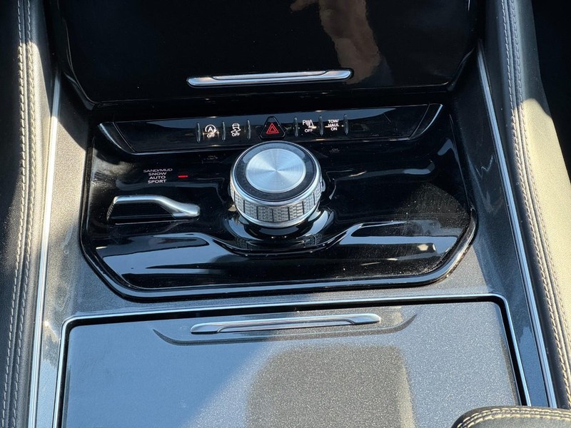 Jeep Wagoneer Vehicle Full-screen Gallery Image 17