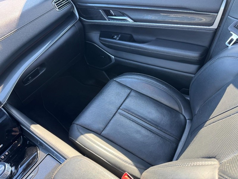 Jeep Wagoneer Vehicle Full-screen Gallery Image 18