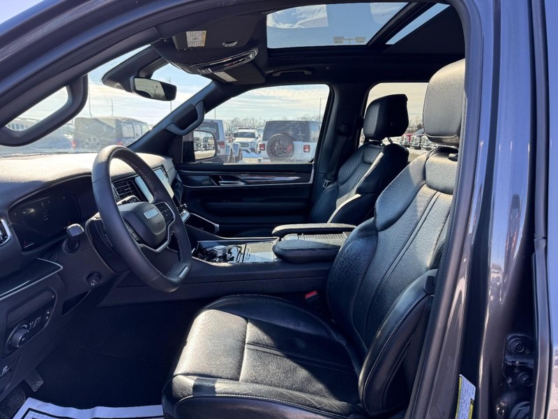 Jeep Wagoneer Vehicle Full-screen Gallery Image 22