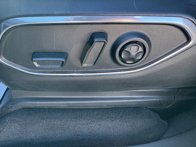 Jeep Wagoneer Vehicle Full-screen Gallery Image 24