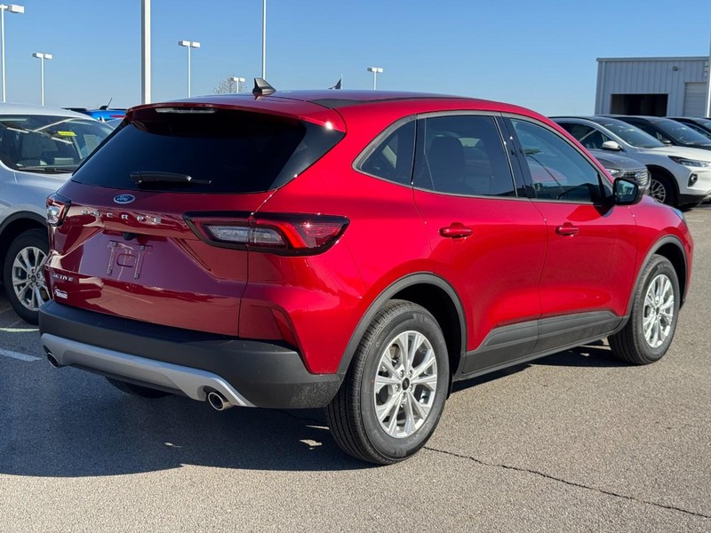 Ford Escape Vehicle Full-screen Gallery Image 3